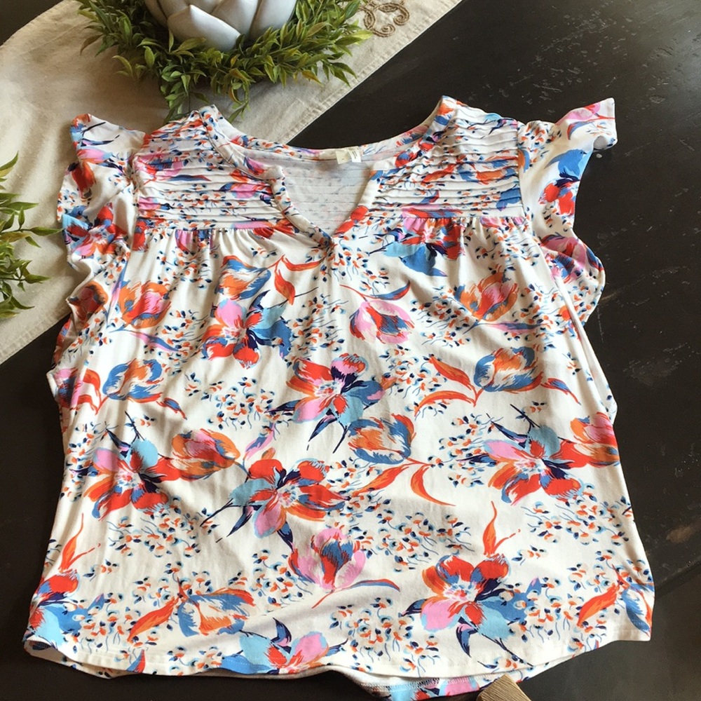 Size M patterned Anthropologie t shirt